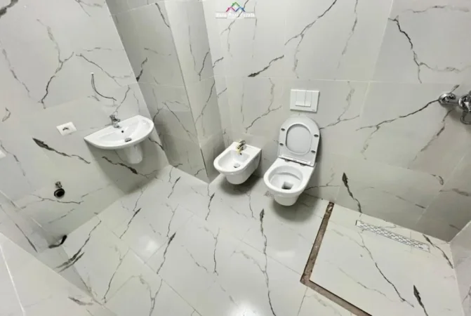 Tirane, jepet me qera zyre Kati 4, 885 € (Rruga Hysni Gerbolli)