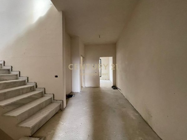 Tirane, shes Vile 2+1+Ballkon Kati 3, 368 m² 650.000 € (Rezidenca Picadilly)
