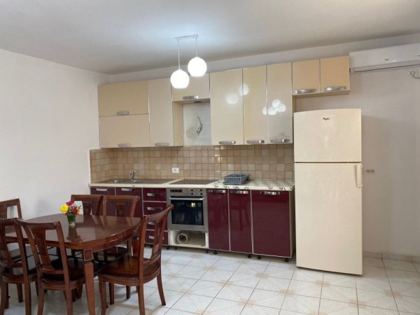 Tirane, jepet me qera Vile 2+1+Ballkon Kati 1, 128 m² 400 € (ne Kombinat Tirane.)