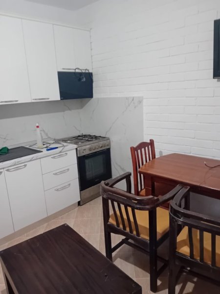 Tirane, jepet me qera shtepi 2+1+Ballkon Kati 0, 98 m² 270 € (ne rrugen Aleksander Konda Shkoze Tirane)