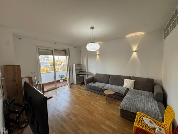 Tirane, jepet me qera apartament 2+1+2+Ballkon me Post Parkimi -1, 100 m² 1.500 € (Rruga e Salës)