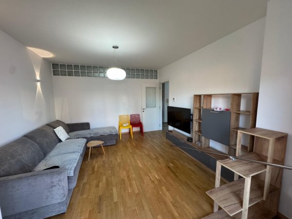 Tirane, jepet me qera apartament 2+1+2+Ballkon me Post Parkimi -1, 100 m² 1.500 € (Rruga e Salës)