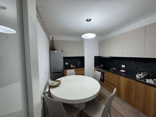 Tirane, jepet me qera apartament 2+1+2+Ballkon me Post Parkimi -1, 100 m² 1.500 € (Rruga e Salës)