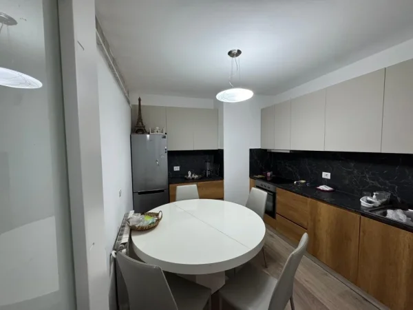 Tirane, jepet me qera apartament 2+1+2+Ballkon me Post Parkimi -1, 100 m² 1.500 € (Rruga e Salës)