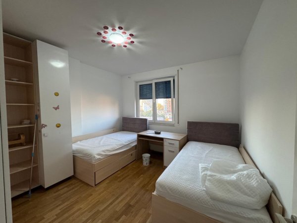 Tirane, jepet me qera apartament 2+1+2+Ballkon me Post Parkimi -1, 100 m² 1.500 € (Rruga e Salës)