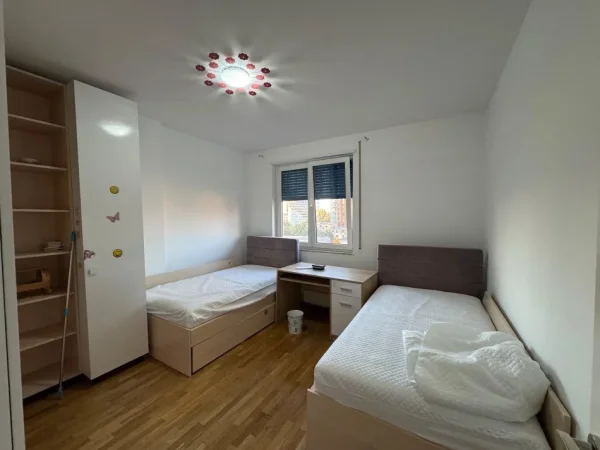 Tirane, jepet me qera apartament 2+1+2+Ballkon me Post Parkimi -1, 100 m² 1.500 € (Rruga e Salës)