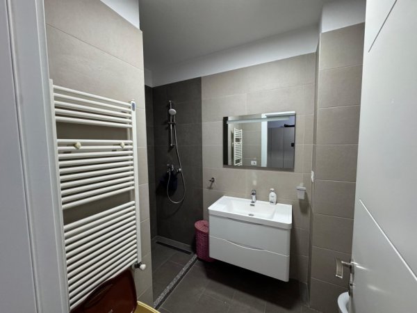 Tirane, jepet me qera apartament 2+1+2+Ballkon me Post Parkimi -1, 100 m² 1.500 € (Rruga e Salës)