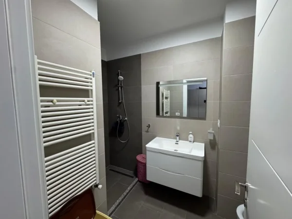 Tirane, jepet me qera apartament 2+1+2+Ballkon me Post Parkimi -1, 100 m² 1.500 € (Rruga e Salës)