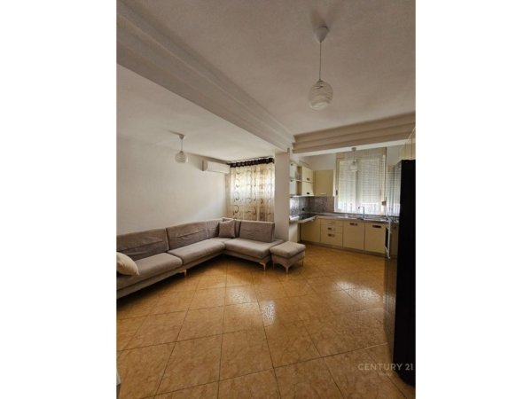 Tirane, jepet me qera apartament 2+1 Kati 2, 80 m² 600 € (Kopshti botanik)