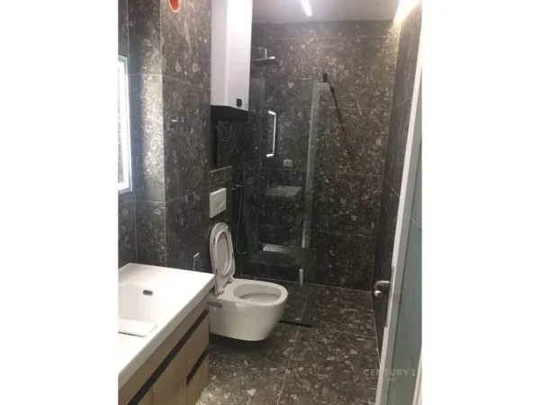 Tirane, shes apartament 1+1 Kati 4, 60 m² (Komuna e Parisit)