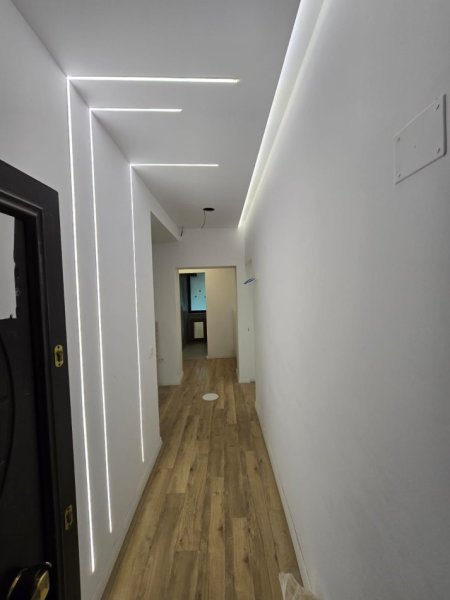 Tirane, jepet me qera zyre Kati 1, 85 m² 1.500 € (Rruga Durresit)