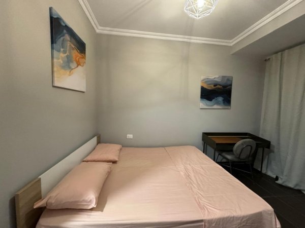 Tirane, jepet me qera apartament 2+1+Aneks+Ballkon , 90 m² 1.000 € 