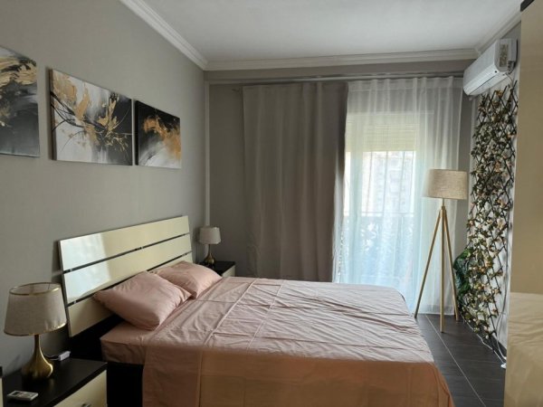 Tirane, jepet me qera apartament 2+1+Aneks+Ballkon , 90 m² 1.000 € 