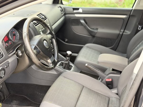 Durres, shitet VOLKSWAGEN GOLF V Benzin+Gaz, e zeze manuale Klima