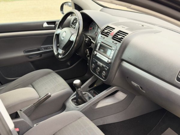 Durres, shitet VOLKSWAGEN GOLF V Benzin+Gaz, e zeze manuale Klima