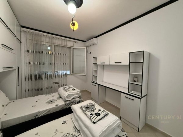Tirane, jepet me qera apartament 2+1 Kati 4, 111 m² 800 € (Liqeni thate)