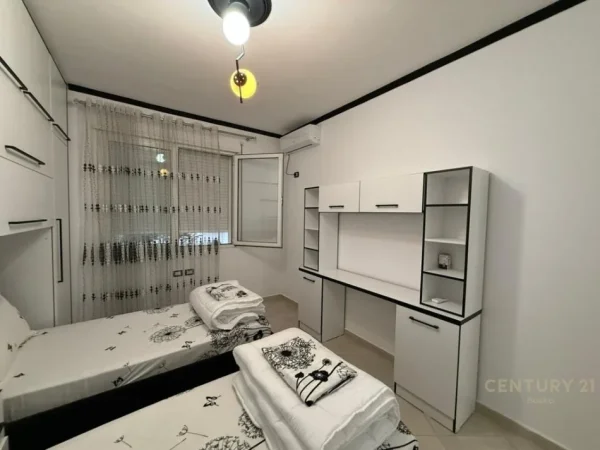 Tirane, jepet me qera apartament 2+1 Kati 4, 111 m² 800 € (Liqeni thate)