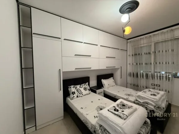 Tirane, jepet me qera apartament 2+1 Kati 4, 111 m² 800 € (Liqeni thate)