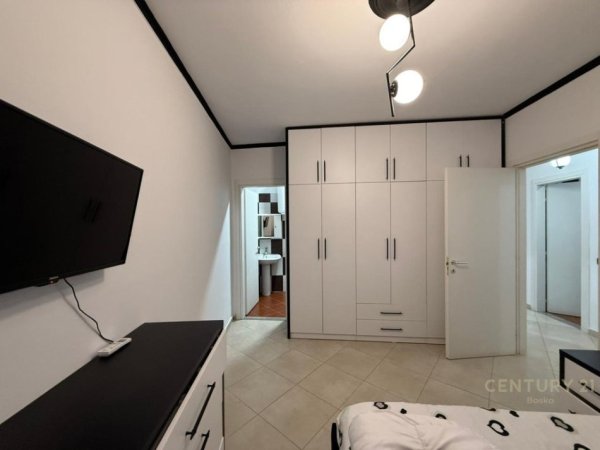 Tirane, jepet me qera apartament 2+1 Kati 4, 111 m² 800 € (Liqeni thate)