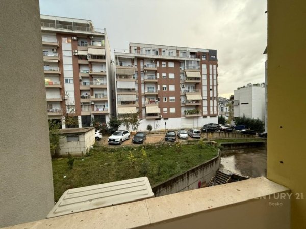 Tirane, jepet me qera apartament 2+1 Kati 4, 111 m² 800 € (Liqeni thate)
