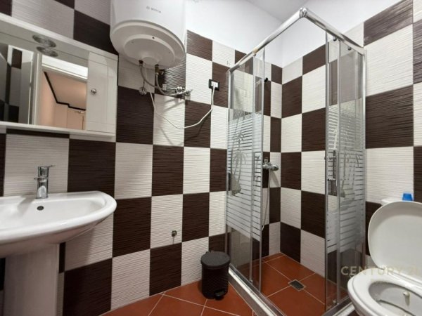 Tirane, jepet me qera apartament 2+1 Kati 4, 111 m² 800 € (Liqeni thate)