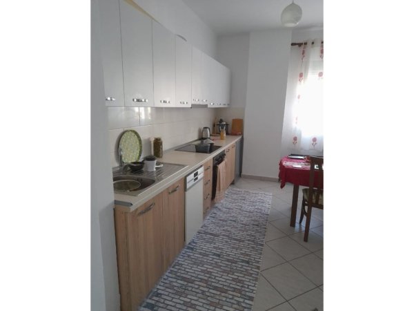 Tirane, jepet me qera apartament 1+1 Kati 2, 70 m² 450 € (Fresku)