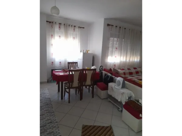 Tirane, jepet me qera apartament 1+1 Kati 2, 70 m² 450 € (Fresku)