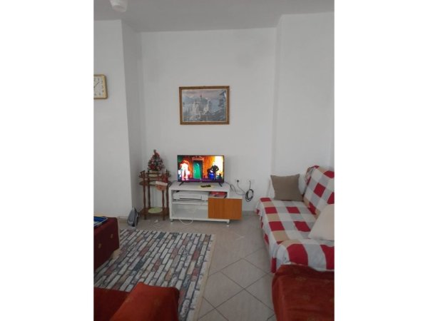 Tirane, jepet me qera apartament 1+1 Kati 2, 70 m² 450 € (Fresku)