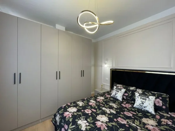 Tirane, jepet me qera apartament 1+1 Kati 3, 65 m² 650 € (Kkristal Centre)