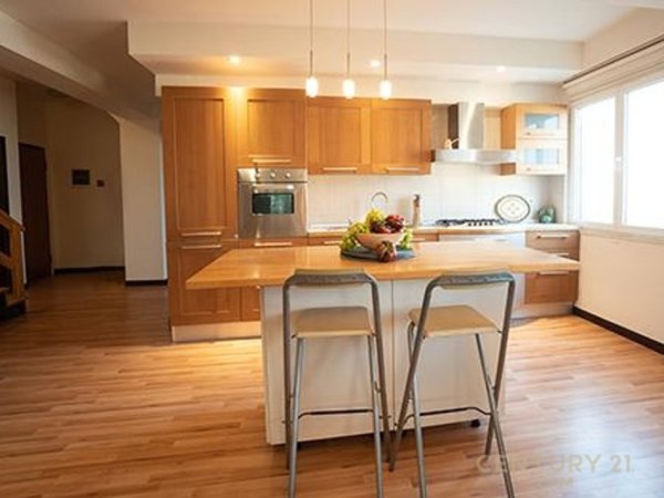 Tirane, jepet me qera apartament duplex 3+1 Kati 1, 256 m² 1.200 € (Kodra e Diellit 1)