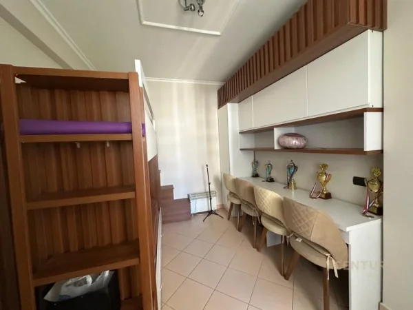 Tirane, jepet me qera apartament 2+1 Kati 2, 100 m² 700 € (Rruga Bill Klinton)