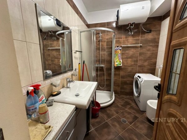 Tirane, jepet me qera apartament 2+1 Kati 2, 100 m² 700 € (Rruga Bill Klinton)