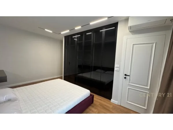 Tirane, jepet me qera apartament 2+1+Ballkon Kati 4, 130 m² 1.500 € (Kodra e Diellit)