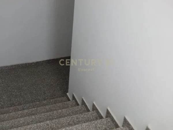 Tirane, jepet me qera zyre Kati 4, 50 m² 600 € (Kika 2)