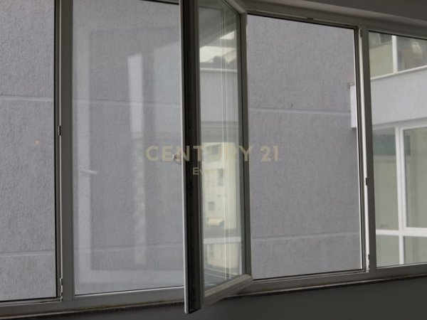 Tirane, jepet me qera zyre Kati 4, 50 m² 600 € (Kika 2)