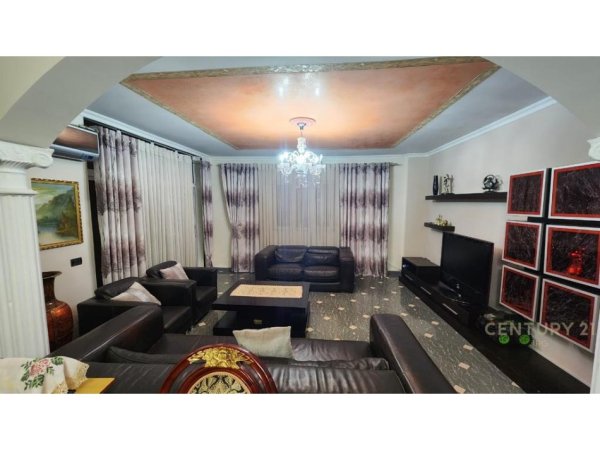 Tirane, jepet me qera apartament 3+1 Kati 4, 135 m² 800 € (Kristal Centrr)