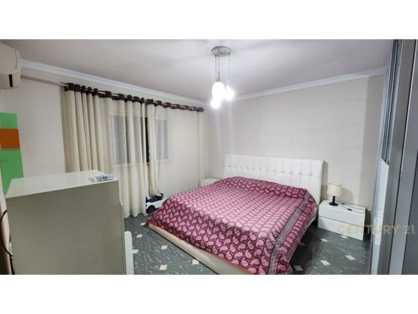 Tirane, jepet me qera apartament 3+1 Kati 4, 135 m² 800 € (Kristal Centrr)