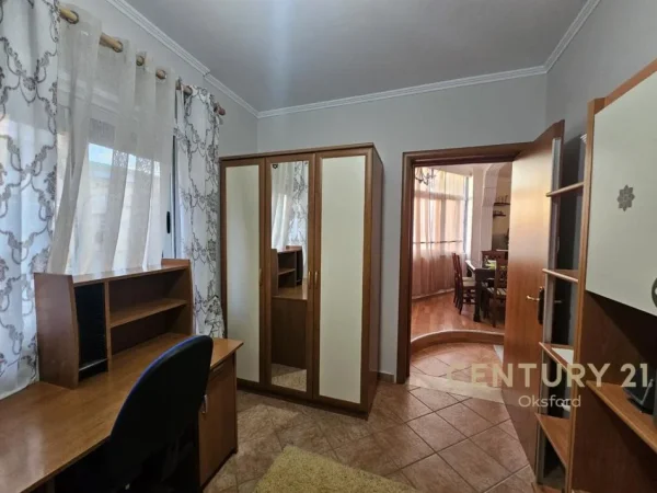 Tirane, jepet me qera apartament 3+1+Ballkon Kati 5, 120 m² 740 € (Kika 1)