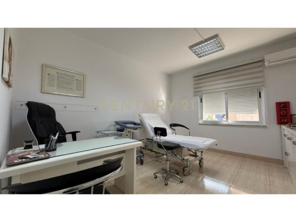 Tirane, jepet me qera ambjent biznesi Kati 2, 65 m² 700 € (Komuna e Parisit)