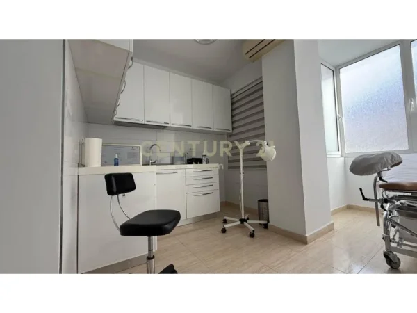 Tirane, jepet me qera ambjent biznesi Kati 2, 65 m² 700 € (Komuna e Parisit)