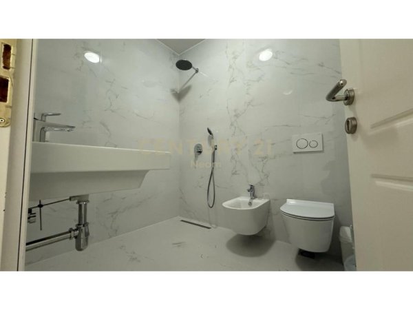 Tirane, jepet me qera ambjent biznesi Kati 2, 65 m² 700 € (Komuna e Parisit)