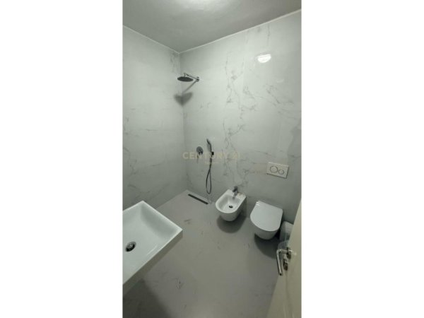 Tirane, jepet me qera ambjent biznesi Kati 2, 65 m² 700 € (Komuna e Parisit)