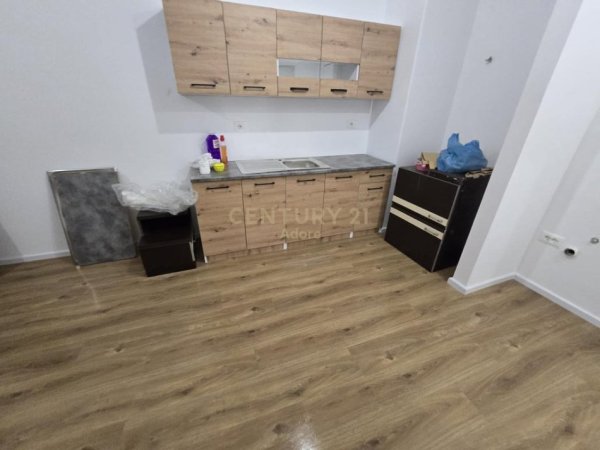 Tirane, jepet me qera apartament 1+1 Kati 4, 47 m² 450 € (Kompleksi kadiu)
