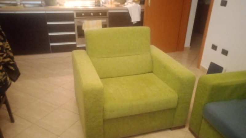 Tirane, Shes 2 divane dhe 1 kolltuk 100 €