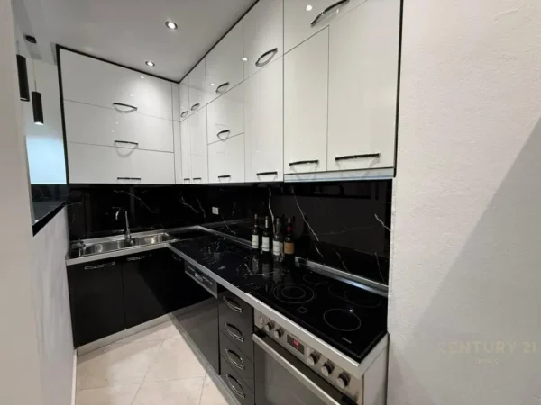 Tirane, jepet me qera apartament 2+1 Kati 4, 111 m² 800 € (Liqeni thate)