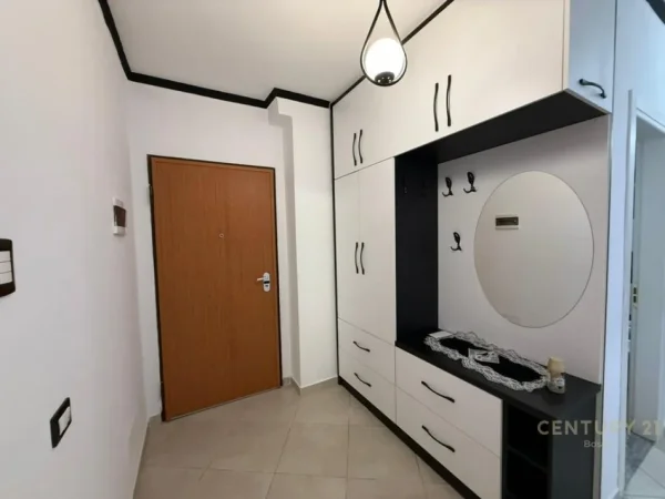 Tirane, jepet me qera apartament 2+1 Kati 4, 111 m² 800 € (Liqeni thate)