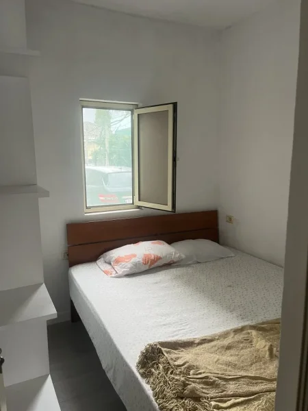 Tirane, jepet me qera garsonier Kati 0, 250 € (Rruga Karaj nr10)