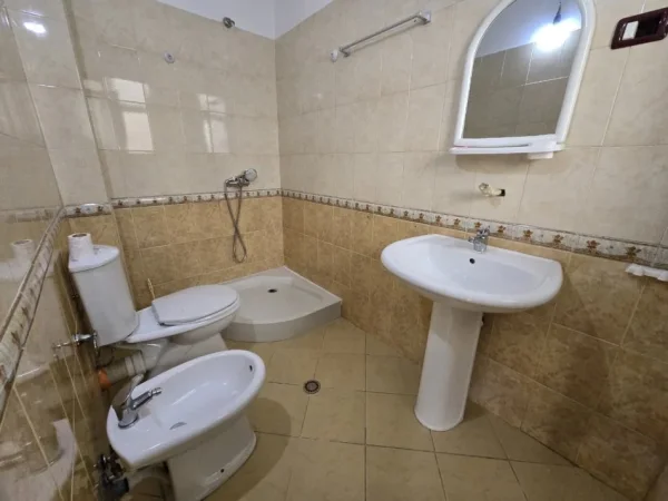 Tirane, jepet me qera apartament 1+1+Ballkon Kati 5, 115 m² 500 € (Bar Bohemi)