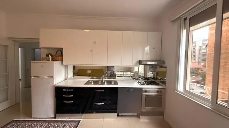 Tirane, jepet me qera apartament 1+1+Ballkon Kati 4, 80 m² 500 € (Rruga e Kavajes)