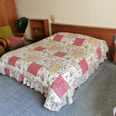 Tirane, jepet me qera garsonier 1+1 Kati 1, 30 m² (Perball Pallatit me Shigjeta)